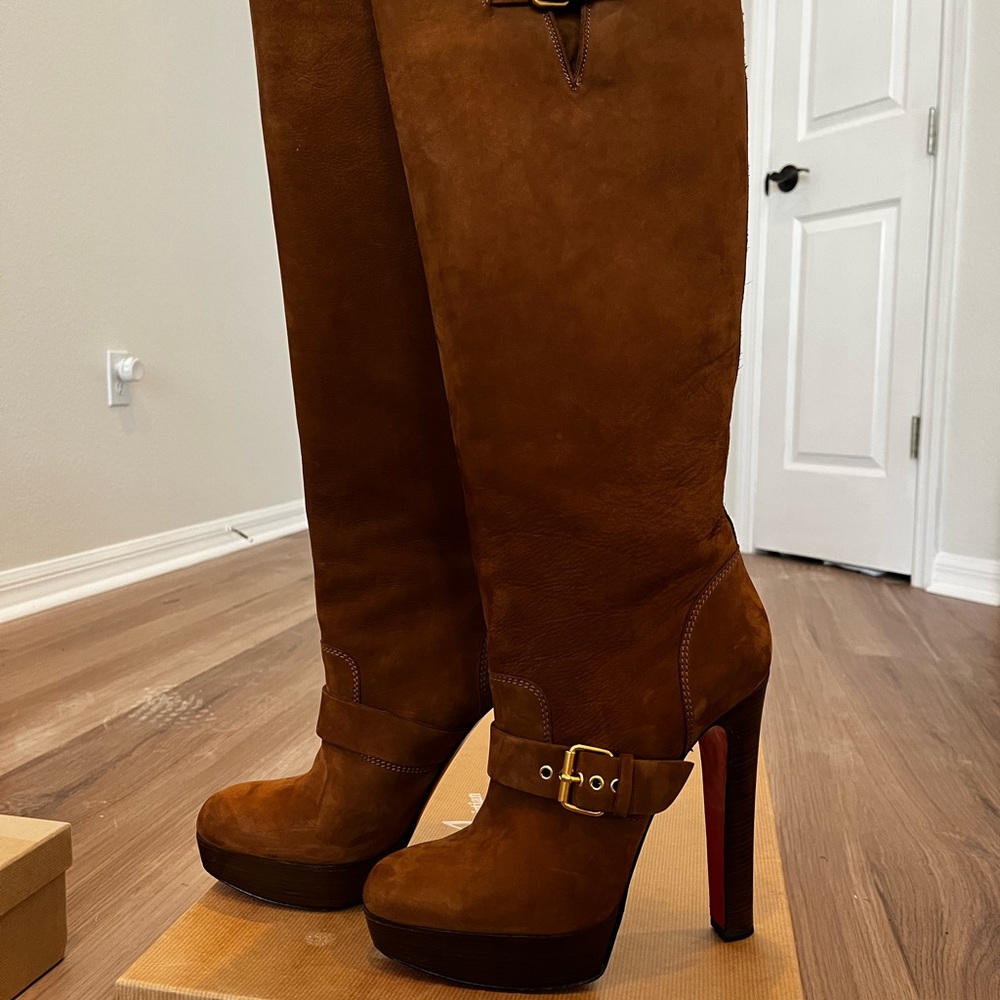 Pre Loved Christian Louboutin Tan Suede
Harletty 140 Tall Platform Boots Brown